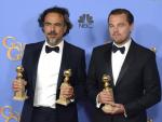 El director mexicano Alejandro I&ntilde;&aacute;rritu y el actor Leonardo Di Caprio con sus Globos de Oro por 'El renacido'.