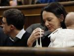 La diputada de Podemos Carolina Bescansa, con su beb&eacute;, en su esca&ntilde;o del Congreso.