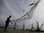Pescadores preparan las redes de pesca en Aceh (Indonesia). Gran parte de la poblaci&oacute;n de Indonesia se dedica a la pesca para sobrevivir.