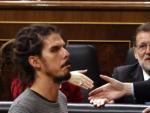 El diputado de Podemos Alberto Rodr&iacute;guez es observado por Mariano Rajoy en el Congreso