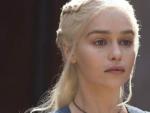 La actriz inglesa Emilia Clarke, interpretando a Daenerys Targaryen en una escena de 'Juego de Tronos'.