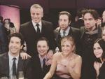 Imagen publicada en Instagram por la actriz Kaley Cuoco de cinco de los protagonistas de 'Friends' junto a varios de los actores de 'The Big Bang Theory'.