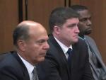 El agente de polic&iacute;a Michael Brelo (en el centro), durante el juicio en el que es declarado no culpable por las muertes de dos hombres negros en Cleveland, EE UU.