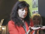 La concejal de Cultura y Turismo, Ana Redondo, sujeta una ara&ntilde;a en su mano