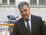 El exconsejero de Empleo de la Junta de Andalucía José Antonio Viera, a su llegada al Tribunal Supremo para abrir el "desfile" de aforados que declararán por el caso de ERE en los próximos días.