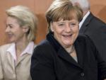 La canciller alemana Angela Merkel a su llegada a la reuni&oacute;n del Consejo de Ministros en la Canciller&iacute;a en Berl&iacute;n.