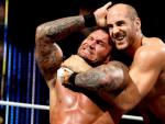 Cesaro (dcha) aplica una llave a Randy Orton (izda) en uno de sus combates en la WWE.