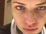 Adriana Lima muestra en Instagram su aspecto tras una sesi&oacute;n de fotos que hizo estando resfriada.