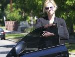 La actriz Charlize Theron, junto a su coche, en una imagen de archivo.