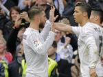 James Rodr&iacute;guez, es felicitado por Cristiano Ronaldo, y Sergio Ramos, tras marcar gol, segundo de su equipo, al Athletic Club.
