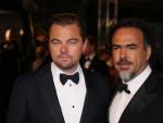 Leonardo DiCaprio posa con Alejandro Gonz&aacute;lez I&ntilde;&aacute;rritu, protagonista y director de 'El renacido'.
