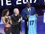 El due&ntilde;o de los Charlotte Hornets y exjugador de la NBA Michael Jordan (2d) se pone la camiseta que anuncia el All-Star de 2017, que se celebrar&aacute; en Charlotte.