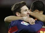 Messi y Su&aacute;rez se abrazan con Neymar.