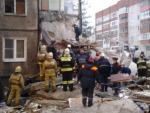 Miembros de los servicios de rescate retiran escombros del lugar donde se ha producido una explosi&oacute;n de gas en un edificio de cinco plantas en Yaroslav (Rusia).