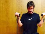 Fernando Alonso, trabajando con unas poleas para fortalecer la musculatura.