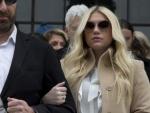 La cantante Kesha abandona la corte suprema de New York, tras su juicio contra el productor Dr. Luke.