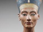 Vista frontal del busto coloreado de Nefertiti, reina de la 18&ordf; dinast&iacute;a egipcia
