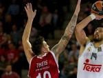 Gustavo Ay&oacute;n lanza a canasta ante Theis en el Brose Baskets - Real Madrid.