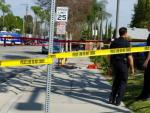 Oficiales de la Polic&iacute;a de Anaheim investigan la escena donde varias personas fueron heridas por miembros del Ku Klux Klan en Anaheim, California.