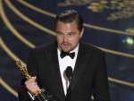 El actor californiano Leonardo DiCaprio recogiendo el Oscar por la cinta 'El Renacido'.