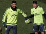 Los jugadores del Real Madrid Cristiano Ronaldo (i) James Rodr&iacute;guez (c) y Casemiro (d), durante el entrenamiento.
