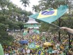 Cientos de miles de personas se manifiestan en la Plaza de la Libertad de Brasil para pedir la destituci&oacute;n de su presidenta, Dilma Rousseff.
