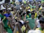 Miles de personas se manifiestan en Brasil para pedir la destituci&oacute;n de su presidenta, Dilma Rousseff.