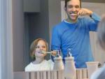 Padre y ni&ntilde;o limpi&aacute;ndose los dientes. Higiene dental. Cepillarse los dientes.