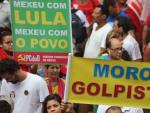 Pancartas a favor de Lula da Silva en una manifestaci&oacute;n en la ciudad brasile&ntilde;a de Belo Horizonte: &quot;Se meti&oacute; con Lula, se meti&oacute; con el pueblo&quot;.