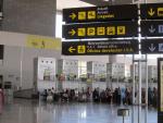 Turistas en el aeropuerto de M&aacute;laga-Costa del Sol