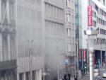 Una columna de humo sale de la estaci&oacute;n de metro de Maelbeek, en Bruselas. En su interior, podr&iacute;a haber explotado otra bomba.