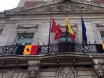 Banderas de B&eacute;lgica con cresp&oacute;n negro cuelgan del balc&oacute;n de la sede de la Comunidad de Madrid en se&ntilde;al de duelo por los atentados en Bruselas.