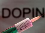 Imagen de una jeringa con el cartel de 'doping' detr&aacute;s.