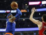 Carmelo Anthony de Knicks intenta un lanzamiento ante Nikola Mirotic de los Bulls en el United Center en Chicago.