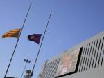Las banderas azulgrana y catalana ondean a media asta en las instalaciones del FC Barcelona por la muerte del exfutbolista holand&eacute;s Johan Cruyff,
