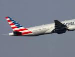 Un avi&oacute;n Boeing 777 de la aerol&iacute;nea estadounidense American Airlines, en plena maniobra de despegue.