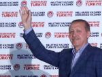 El presidente turco electo Recep Tayyip Erdogan saluda tras lograr la mayor&iacute;a absoluta en los comicios presidenciales.