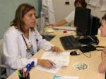 Una doctora amb una pacient en un centre d'atenci&oacute; prim&agrave;ria.