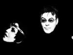 Imagen promocional de la banda D.A.R.K., formada por Dolores O'Riordan y el bajista de The Smiths.