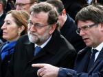 El jefe del Ejecutivo, Mariano Rajoy, y el presidente de la Generalitat, Carles Puigdemont (d), encabezan el acto de homenaje a las v&iacute;ctimas del accidente del vuelo Germanwings 9525.