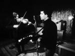 John Cale (izquierda), Lou Reed (centro) y 'Moe' Tucker en una actuaci&oacute;n de la Velvet Underground en el Cafe Bizarre en 1965