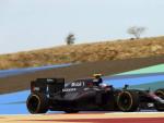 El piloto brit&aacute;nico de F&oacute;rmula 1, Jenson Button de la escuder&iacute;a McLaren, dirige su monoplaza durante los entrenamientos para el Gran Premio de Bar&eacute;in en Manama (Bahr&eacute;in)