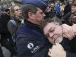 Un agente de la Polic&iacute;a belga detiene a un participante de una manifestaci&oacute;n antirracista en Bruselas.