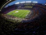 Panor&aacute;mica del estadio Camp Nou, con un mosaico en homenaje al recientemente fallecido Johan Cruyff.