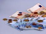Varios billetes y monedas de euro, en una imagen de archivo.