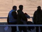Uno de los inmigrantes, subiendo a bordo del buque que los deporta a Turqu&iacute;a desde Lesbos (Grecia).