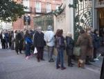Varias personas guardan cola para acceder a la capilla ardiente del cantante Manolo Tena, en la madrile&ntilde;a sede de la SGAE.