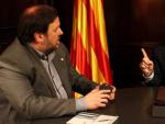 El presidente de la Generalitat, Carles Puigdemont, reunido con el vicepresidente econ&oacute;mico, Oriol Junqueras.