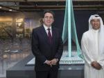 El arquitecto Santiago Calatrava posa con el el presidente de Emaar Properties, Mohamed al Abbar, junto al dise&ntilde;o de la Torre Dubai Creek.