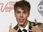 Justin Bieber posa para los medios tras ganar varios galardones en la gala de los Premios Billboard Music 2011, celebrados en Las Vegas.